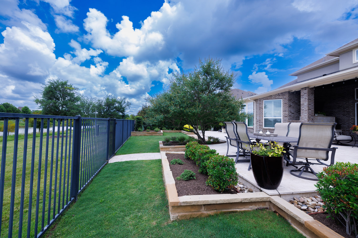 bezuz-landscaping-and-design-backyard-patio-planters-fence