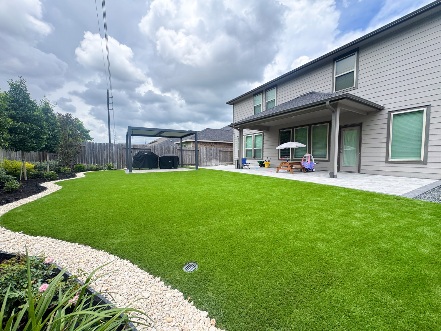 bezuz-landscaping-and-design-curved-stone-border-turf-lawn