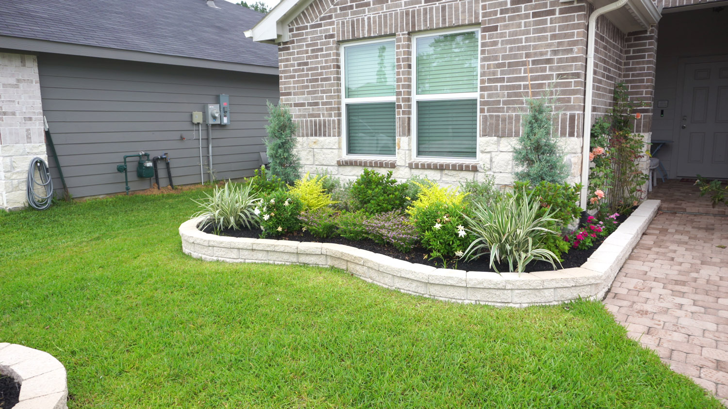 bezuz-landscaping-and-design-curved-stone-garden-bed-brick-home