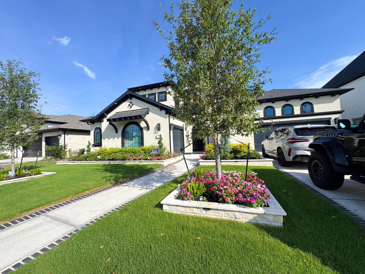 bezuz-landscaping-and-design-front-yard-raised-stone-planter