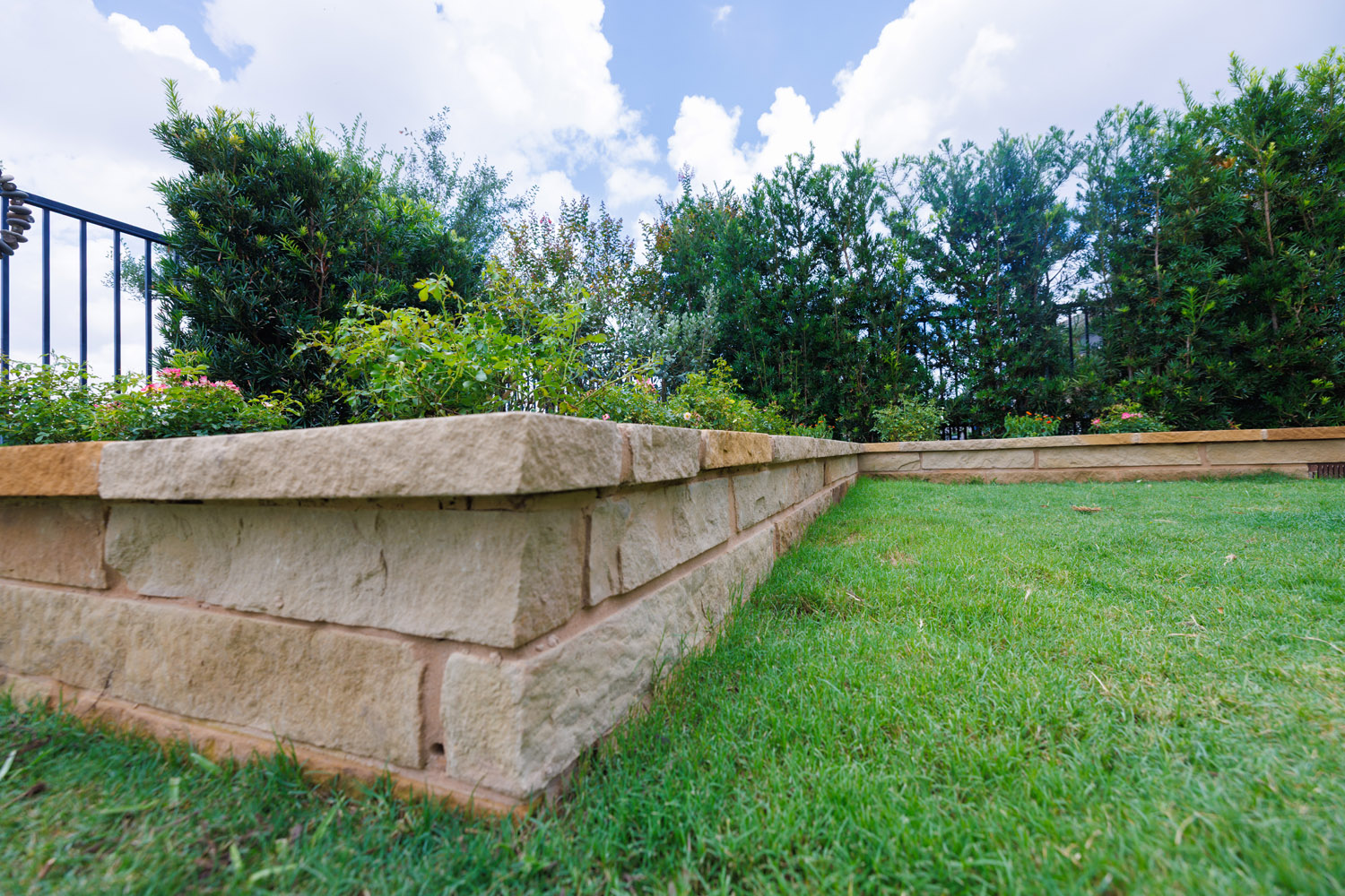 bezuz-landscaping-and-design-stacked-stone-retaining-wall-lawn