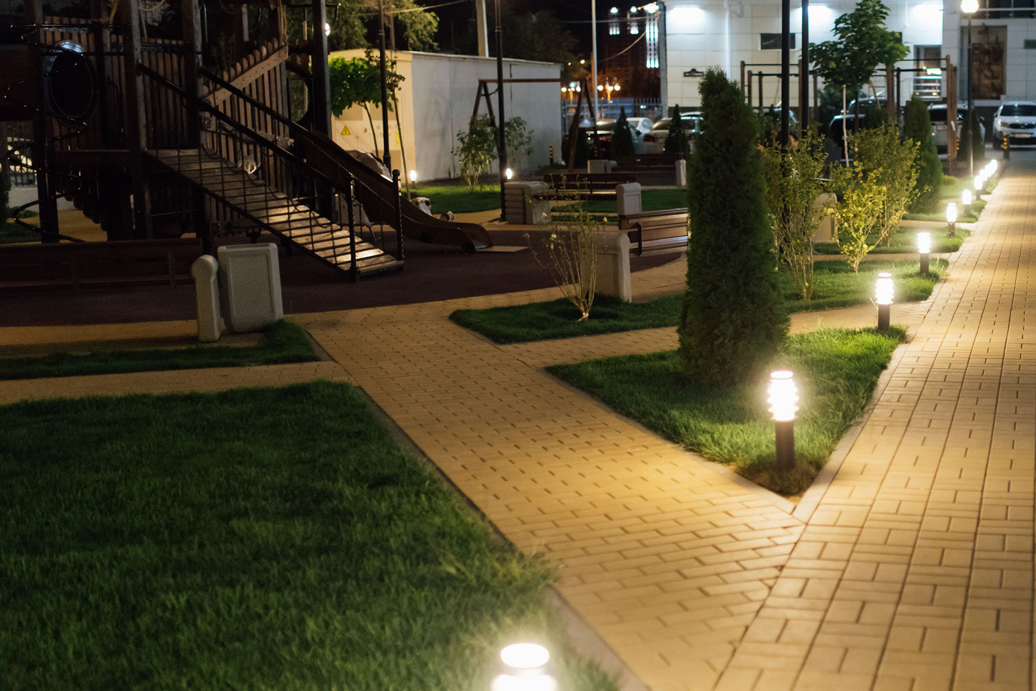 Bezuz-Lawn-Landscaping-Lighting